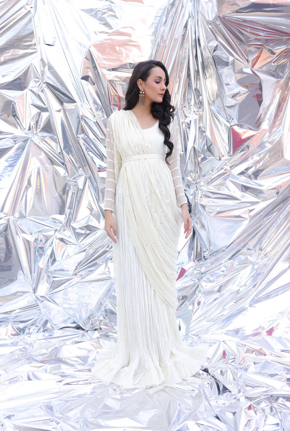 Emb-219 (White Sari)
